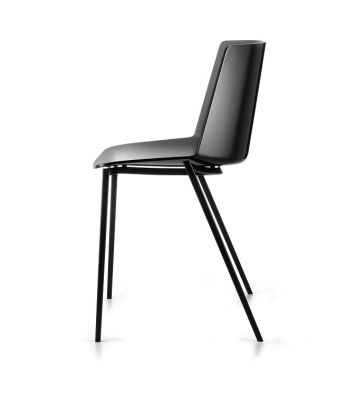 AÏKU Stuhl mit vier Metallbeinen in Schwarz von MDF Italia, Seitenansicht.